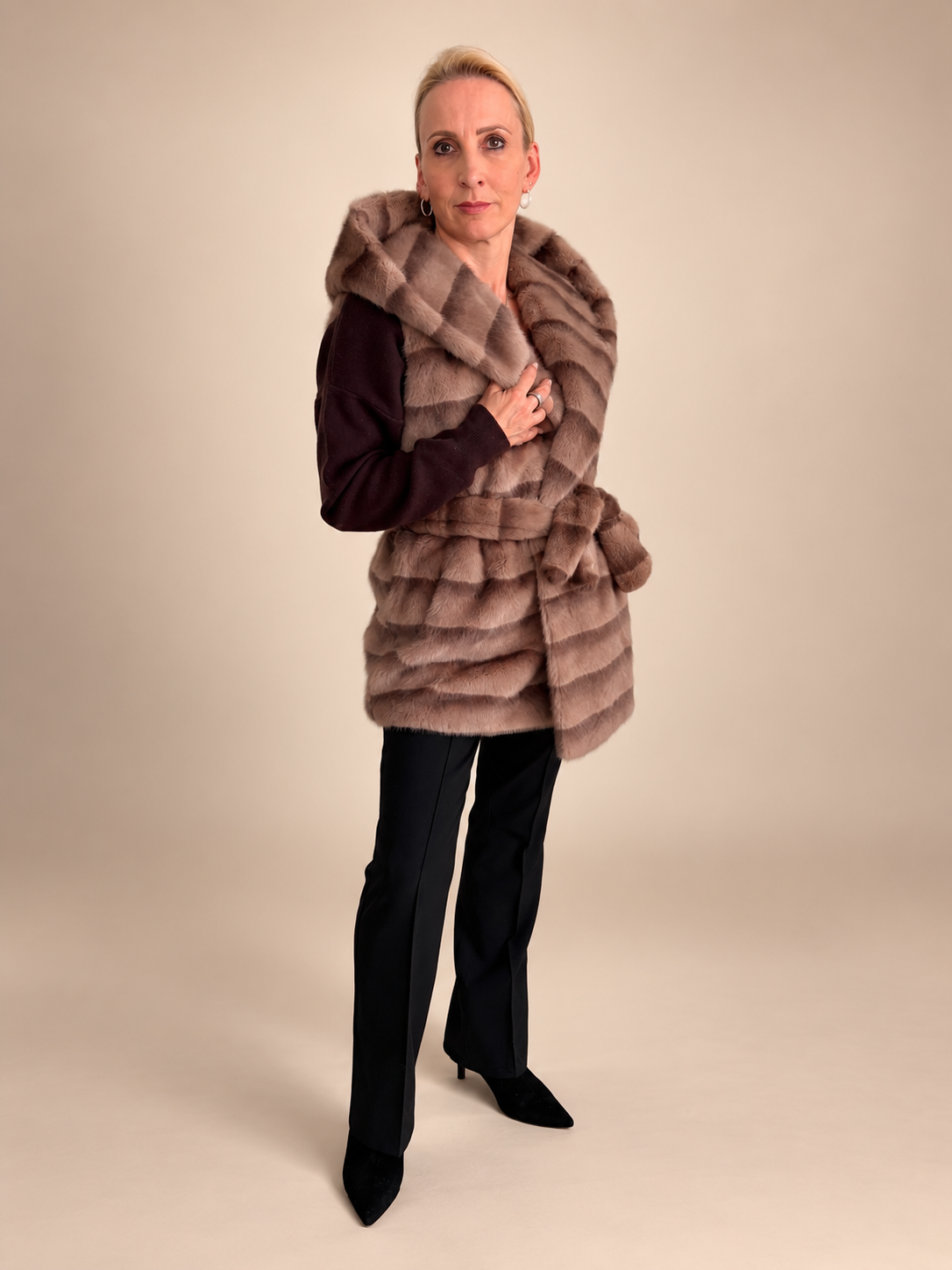 Kunstfell Gilet lang mit Kapuze und Gürtel