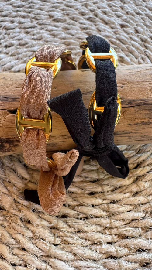 Vergoldeter Armreif mit Stoffband