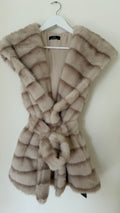 Kunstfell Gilet lang mit Kapuze und Gürtel