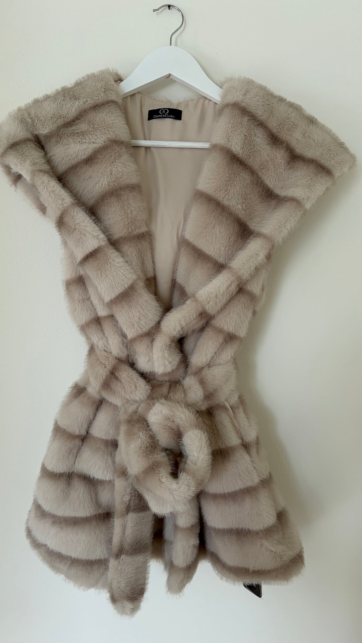 Kunstfell Gilet lang mit Kapuze und Gürtel
