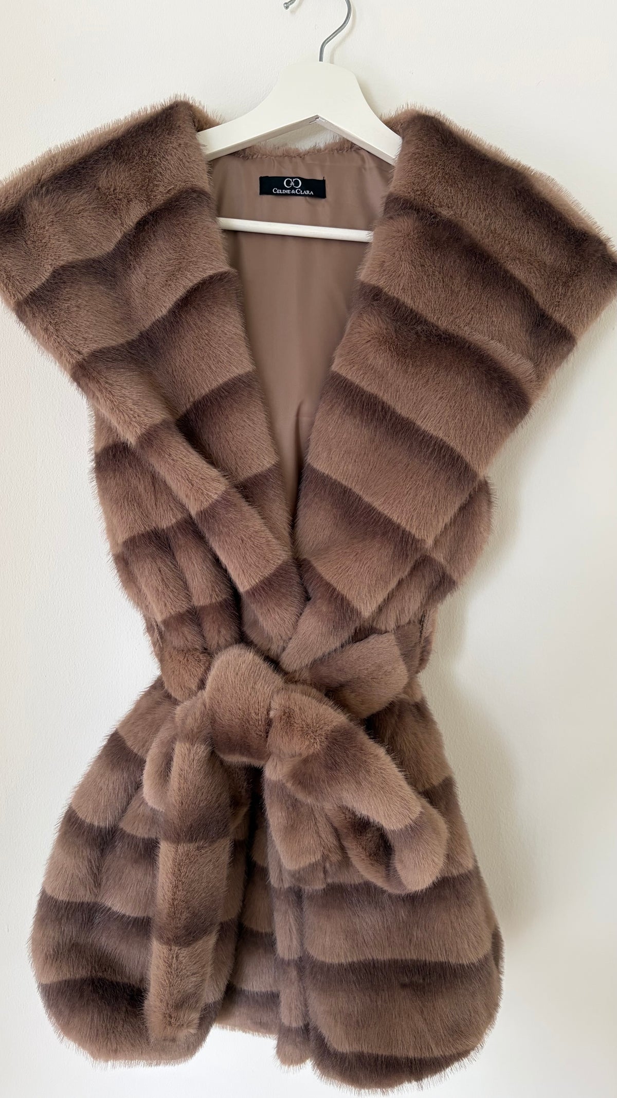 Kunstfell Gilet lang mit Kapuze und Gürtel
