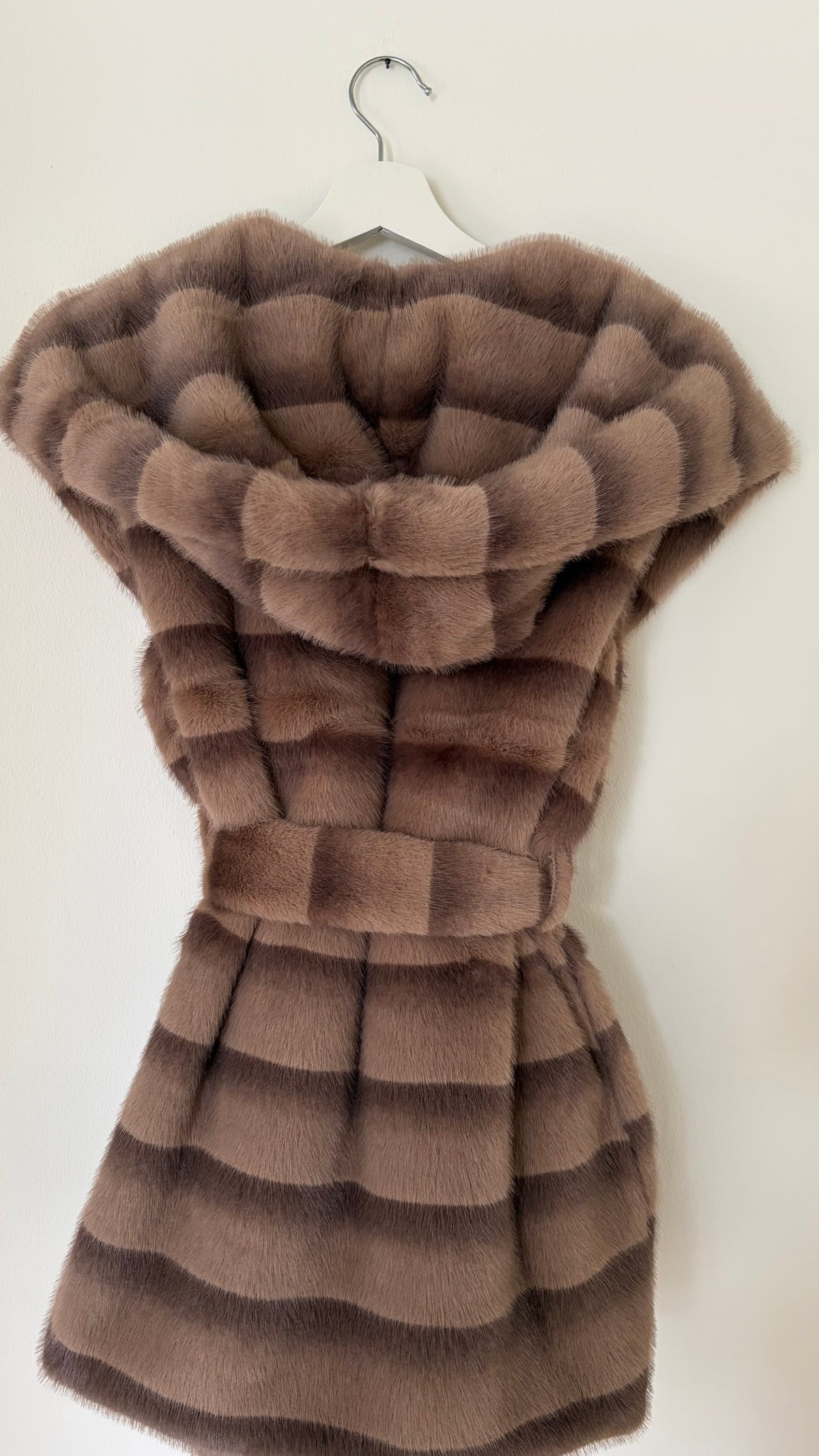 Kunstfell Gilet lang mit Kapuze und Gürtel
