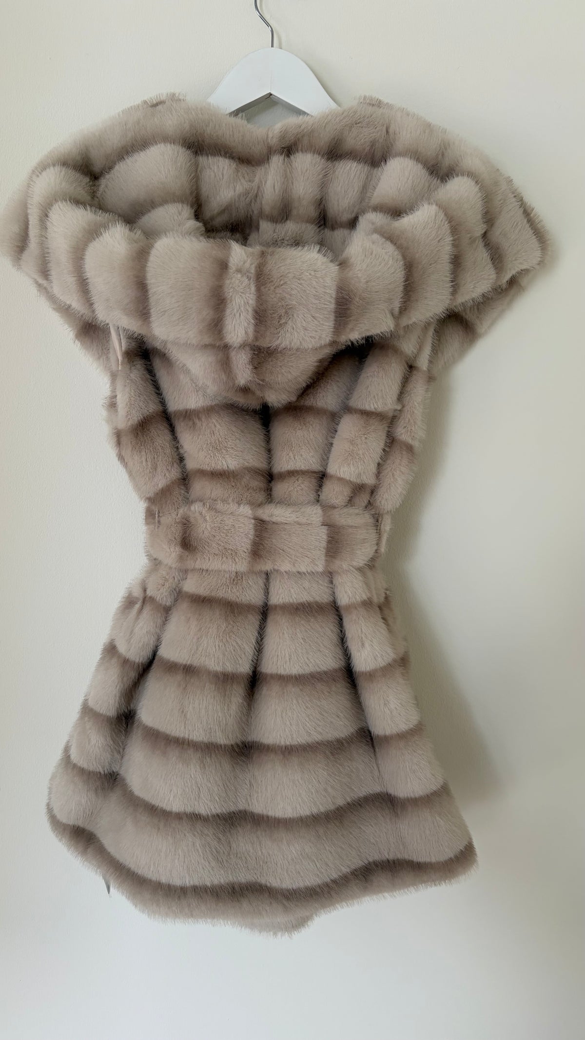 Kunstfell Gilet lang mit Kapuze und Gürtel