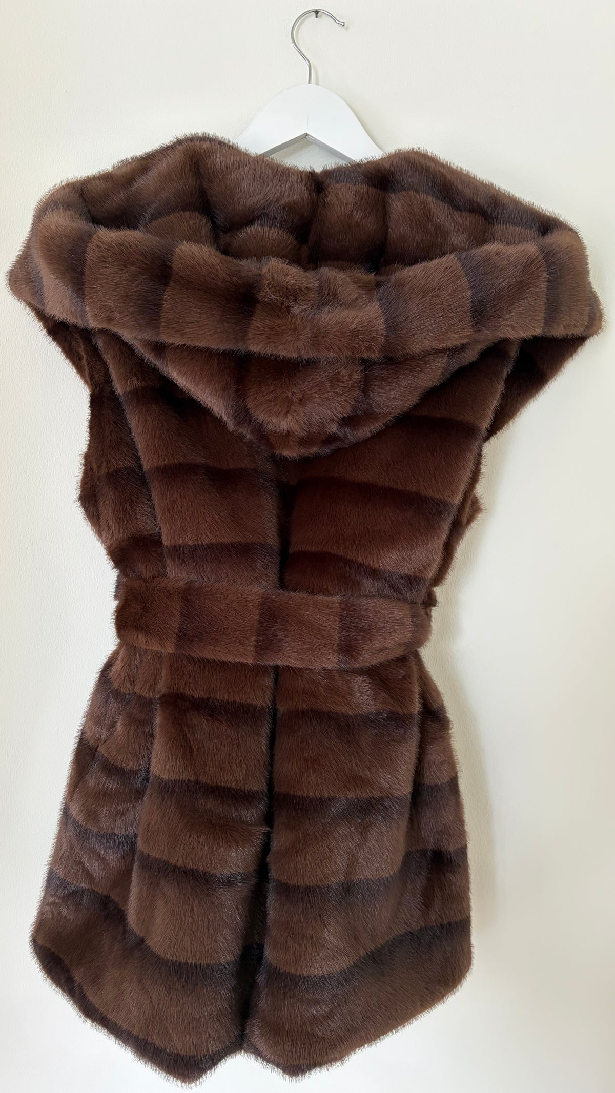 Kunstfell Gilet lang mit Kapuze und Gürtel
