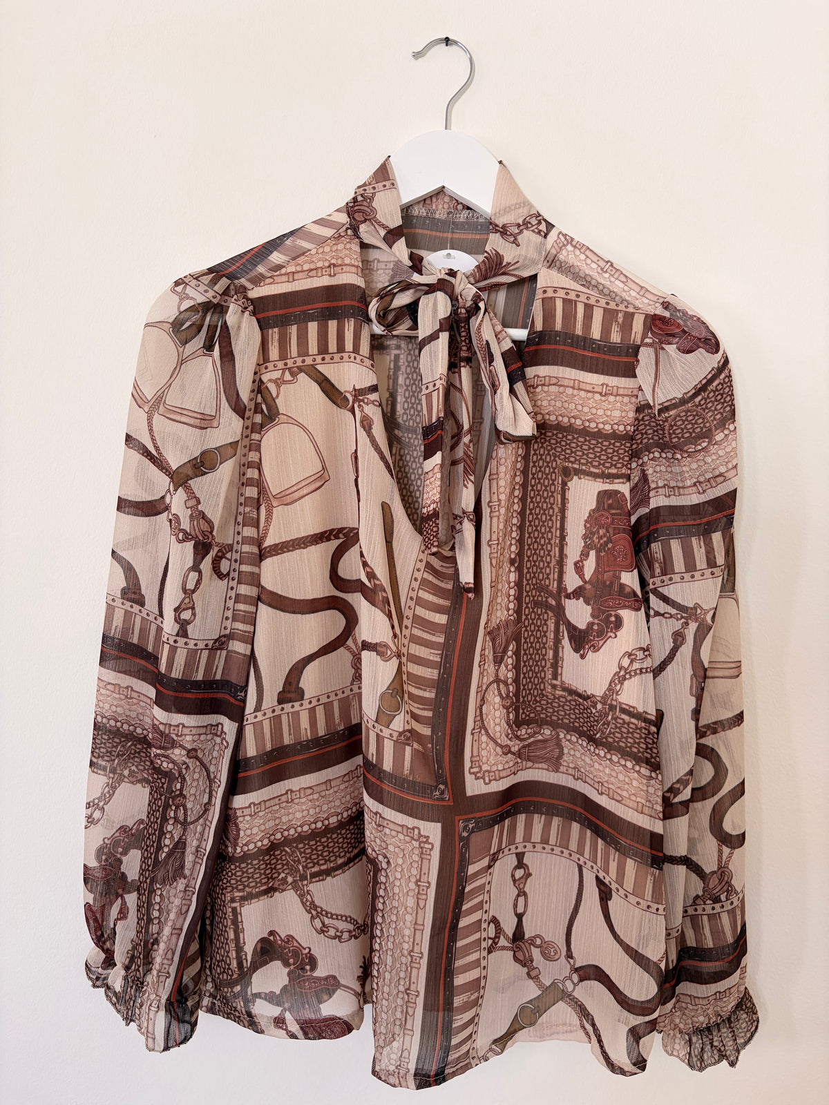 Bluse gemustert mit Schlaufe in div. Farben