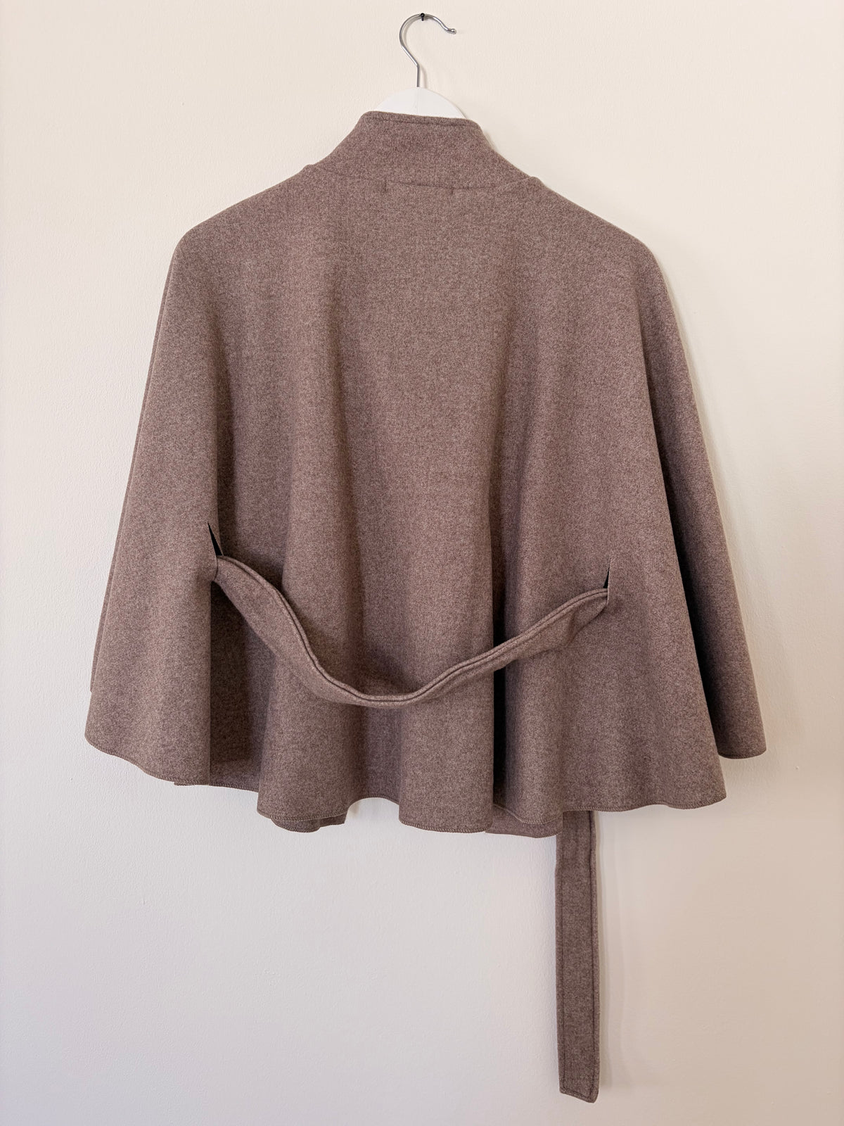 Poncho mit Gurt und Knopf