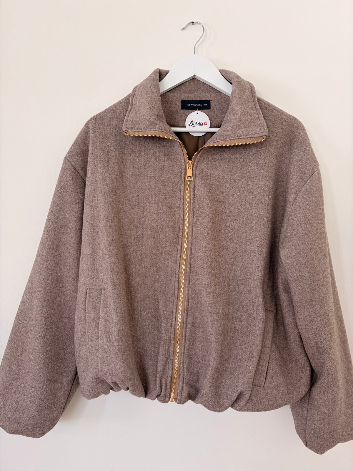 Jacke mit goldenem Reisverschluss