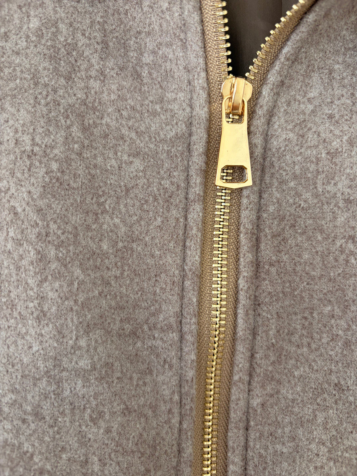 Jacke mit goldenem Reisverschluss