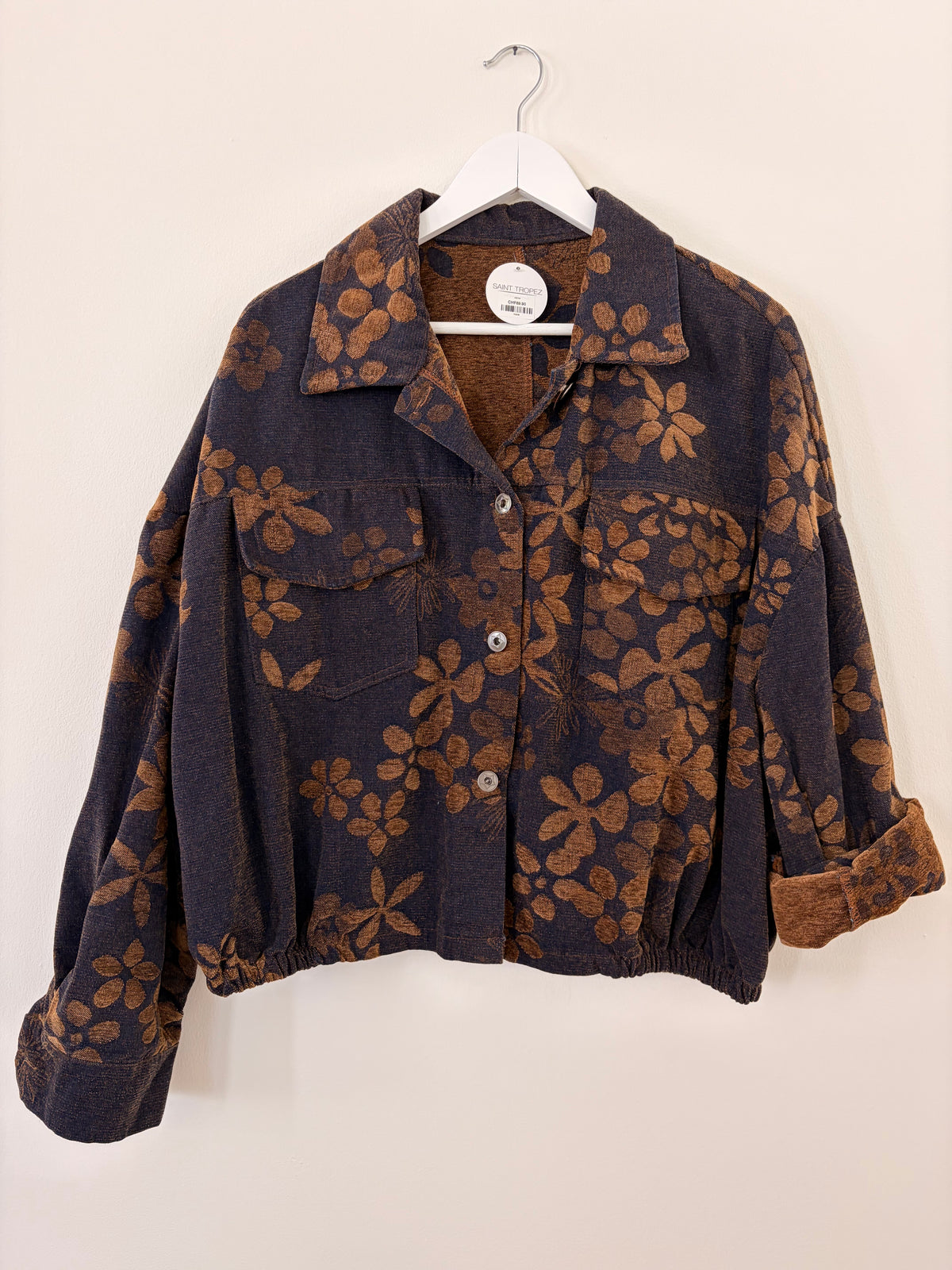 Moderne geknöpfte kurze Jacke
