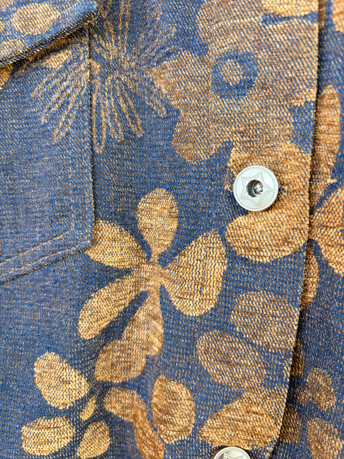 Moderne geknöpfte kurze Jacke
