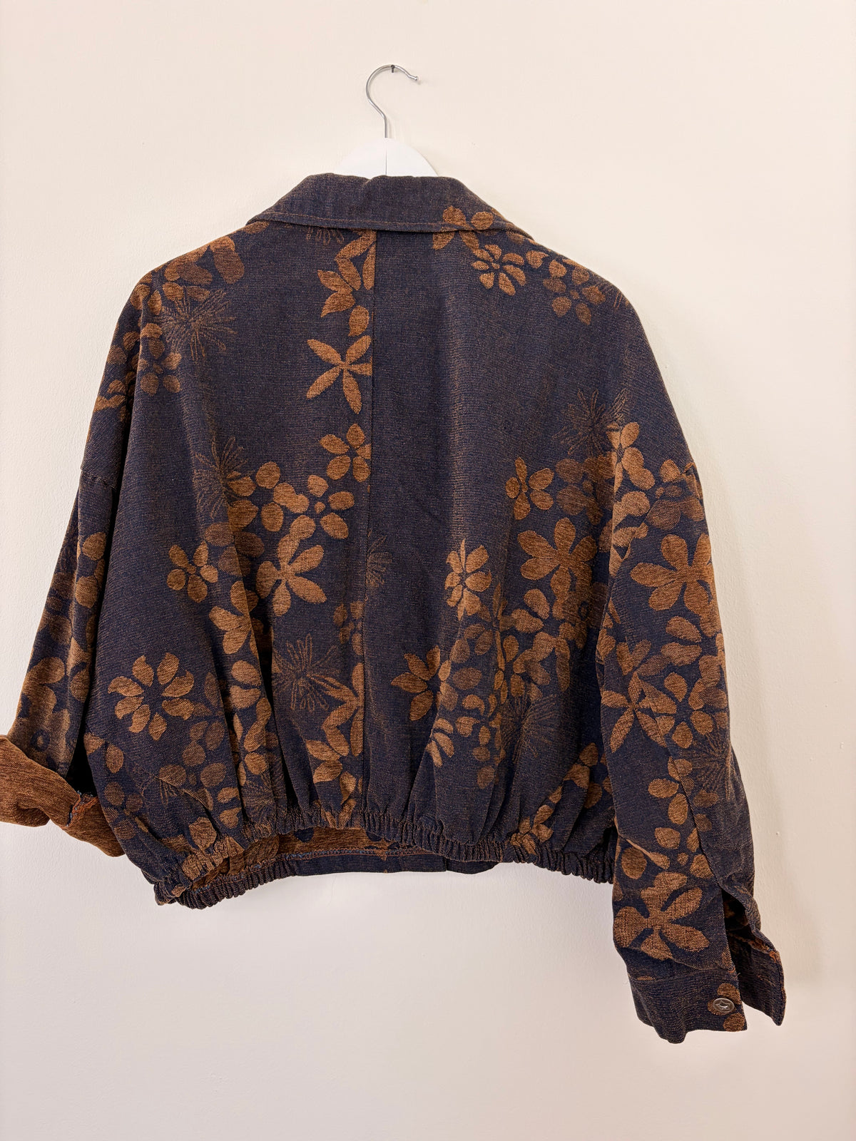 Moderne geknöpfte kurze Jacke