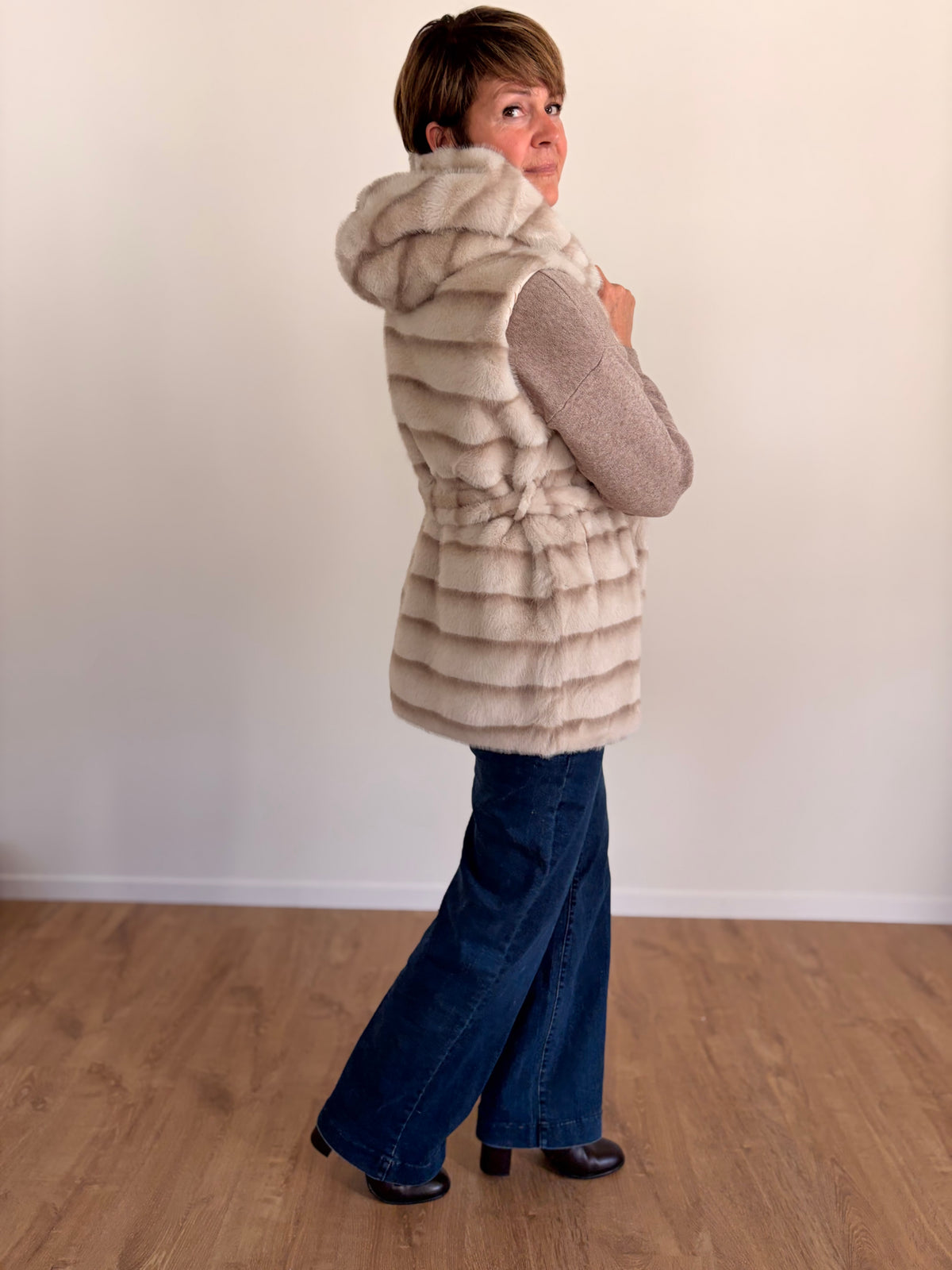 Kunstfell Gilet lang mit Kapuze und Gürtel