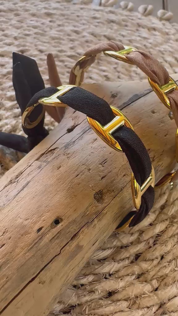 Vergoldeter Armreif mit Stoffband
